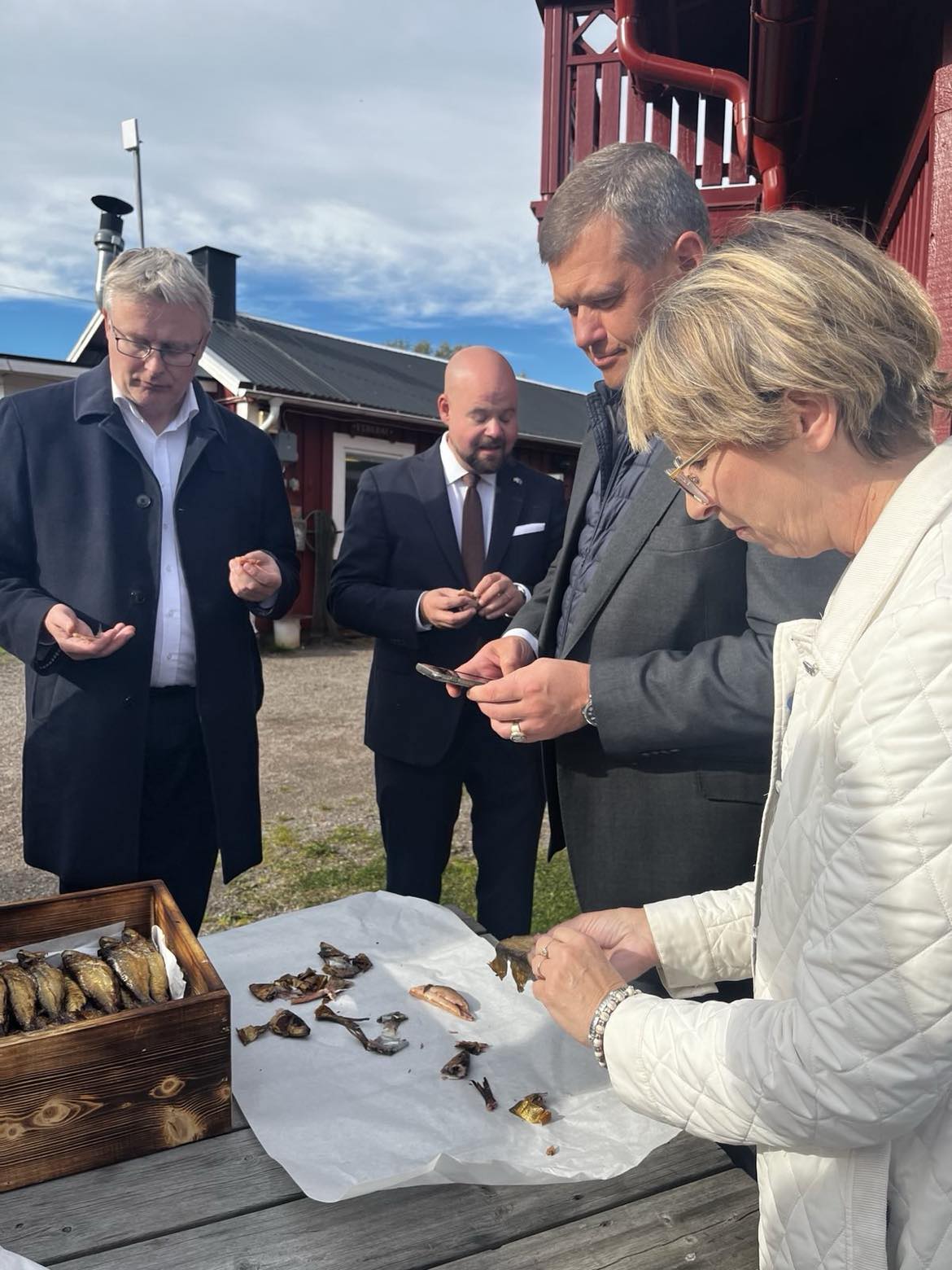 Essayah Kalastustapaamisessa G vless It meren Kuuden Kollegansa Kanssa 