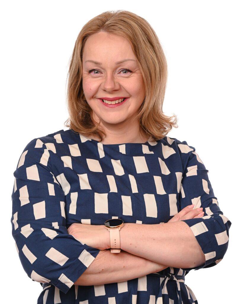 Sonja Falk, ekvaalit 27