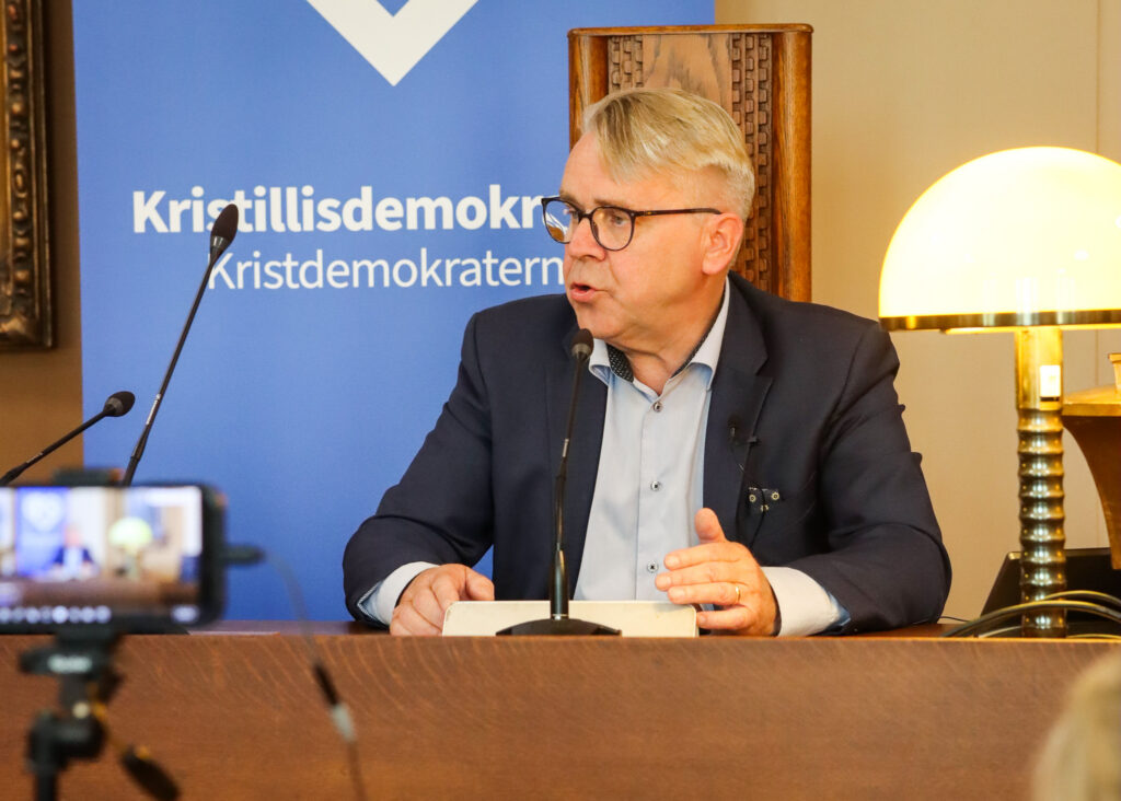 KD:n eduskuntaryhmän puheenjohtaja Peter Östman piti poliittisen katsauksen 25.8. KD:n eduskuntaryhmän kesäkokouksessa Lahden kaupungintalolla. Kuva: Viljami Haavisto