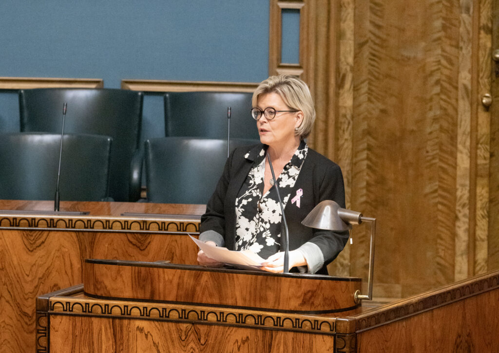 Täysistunto 22. syyskuuta 2026. Hallituksen esitys eduskunnalle valtion talousarvioksi vuodelle 2027. Puhumassa edustaja Sari Tanus (kd). Kuva: Sonja Behm / Eduskunta